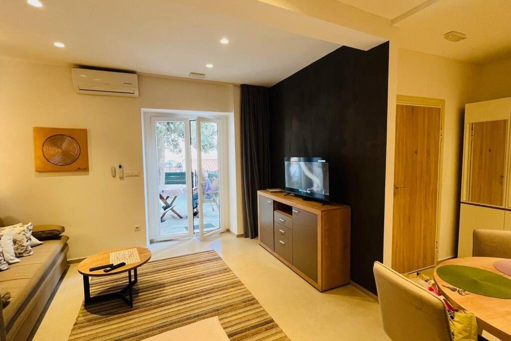 Stone House With Cute Terrase Apartament Split