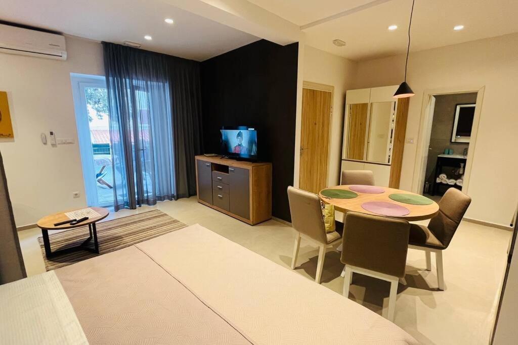 Stone House With Cute Terrase Appartement Split